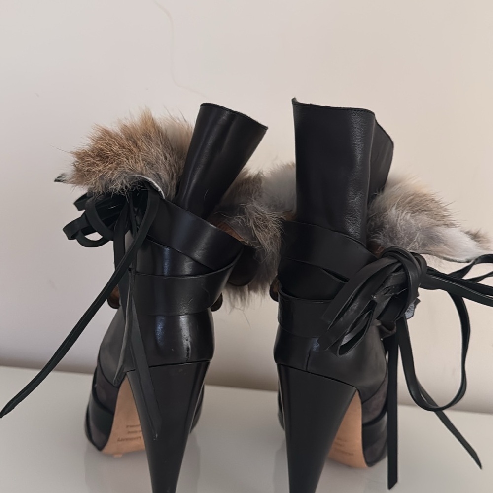 Women's Black and Gray Fur-Trimmed Heeled Boots - Picture 5 of 5